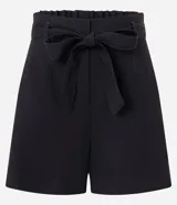 Short de sastrería modelo clochard marca Cortelle, color verde militar, con cintura alta, trabillas y cinturón lazo del mismo tejido.