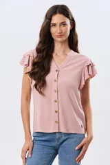 Camisa de lino y viscosa color beige, con cuello mao, escote en V y botones frontales de madera. Presenta mangas cortas con volados delicados.