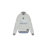 Hoodie Balenciaga de color gris claro con capucha, cierre frontal parcial con botones y cuello tipo polo. Presenta un escudo bordado en el pecho, estampa con la marca y gráficos deportivos en el frente y las mangas, además de puños y cintura elastizados con rayas azul y blanca.
