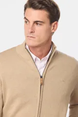 Campera tejida de algodón azul con cierre frontal y cuello alto. Corte clásico.