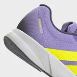 Championes de running Adidas modelo Duramo RC 2 en color lila con las tres tiras laterales en amarillo. Poseen un exterior de malla transpirable, mediasuela con tecnología Lightmotion para una amortiguación ligera y suela de caucho Adiwear de alta resistencia.