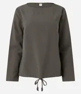 Blusa verde militar de viscosa, con cuello redondo, mangas largas y lazo ajustable en la cintura.