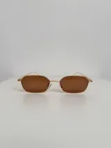 Lentes de sol con armazón metálico dorado y cristales oscuros de forma rectangular con bordes redondeados. Cuentan con protección UV400.