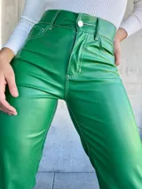 Pantalón de ecocuero verde con costuras blancas a contraste, corte ajustado y tiro alto.