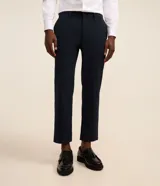 Pantalón de sastrería slim cropped color azul marino, con trabillas para cinturón y bolsillos delanteros y traseros.