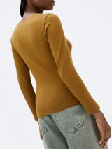 Remera marrón de manga larga con escote en V.