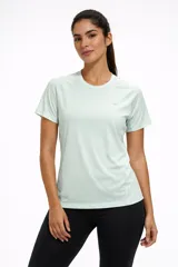 Remera deportiva de manga corta con diseño ergonómico y paneles laterales en tejido técnico transpirable. Presenta cuello redondo y un pequeño logo estampado en el pecho.