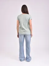 Remera negra de manga corta con escote en V, corte clásico y holgado.