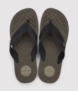 Chancletas Cartago modelo Arizona Light, de color marrón con tiras texturadas negras, aplicación metálica de la marca y plantilla con textura geométrica.
