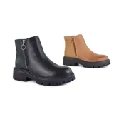 Bota corta color marrón de cuero sintético, con cierre lateral y suela track.