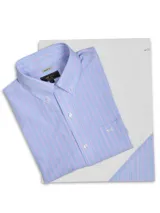 Camisa de manga larga RKF de corte regular, con diseño de rayas finas en tonos celestes, blancos y rosados. Cuenta con cuello abotonado (button-down), cierre frontal con botones blancos, bolsillo ojal en el pecho con logo bordado y dobladillo redondeado.
