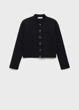 Chaqueta de punto fino color negro con cuello mao y cierre frontal de botones con efecto joya. Presenta un diseño recto y mangas largas.