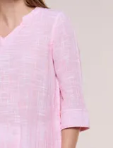 Blusa de silueta relajada con textura tramada, color azul con rayas verticales en tonos rosados, celestes y amarillos. Cuenta con cuello mao abierto en V y mangas tres cuartos amplias con pequeña abertura lateral en el puño.