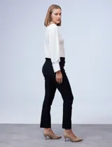 Pantalón de gabardina elastizada color negro, marca Sioni, con pretina ancha elastizada y bolsillos inclinados en la parte delantera.