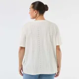 Camiseta blanca de manga corta con escote en V y diseño de tejido calado perforado.