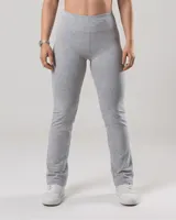 Calza larga de tiro alto, color gris claro melange, de corte recto y ajuste al cuerpo. Confeccionada en algodón y lycra opaca, presenta una faja doble tela sin elástico superior.