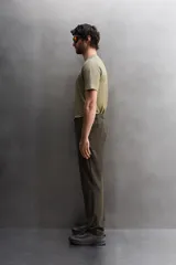 Camiseta de entrenamiento de ajuste regular, color verde oliva, confeccionada en tejido técnico ligero y elástico con estructura. Presenta cuello redondo, manga corta y costuras planas.