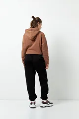 Pantalón de jogging negro de algodón con interior de felpa, bolsillos laterales, cintura elástica y puños ajustados.