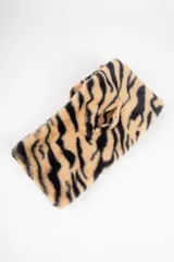 Bufanda de piel sintética con estampado de cebra en tonos beige y negro.