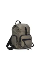 Mochila de nylon color gris azulado, con tapa superior y cierre de broche metálico. Cuenta con un bolsillo frontal con cierre y bolsillos laterales con cierre, además de correas regulables para la espalda y asa superior de mano.