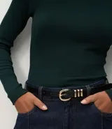 Blusa de manga larga confeccionada en viscosa acanalada, con cuello redondo y diseño de sisa raglán. Presenta un ajuste al cuerpo y textura acanalada.