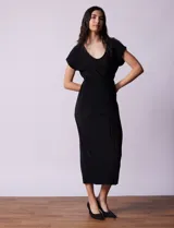 Vestido midi plisado color azul marino, con escote en V y lazo de ajuste en la cintura.