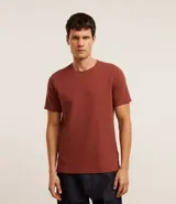 Remera Request de corte slim, confeccionada en algodón con textura acanalada. Presenta cuello redondo y mangas cortas, con un diseño básico y versátil.