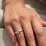 Anillo de plata 925 con aguamarina de talla cuadrada.