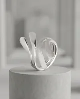Anillo de plata 925 con diseño calado, de forma alargada y acabado satinado.