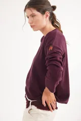 Buzo de escote en V y manga larga, confeccionado en lana lambswool. Presenta un diseño básico con detalle de raya en contratono en una de las mangas, puños y ruedo en color contrastante, y pin metálico de la marca aplicado en la manga.