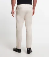 Pantalón slim de sastrería de color gris claro, confeccionado en sarga de algodón con elastano, con cierre frontal de botón y cremallera, y bolsillos.