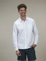 Camisa celeste de manga larga con bolsillo en el pecho.