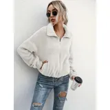 Campera corta de textura peluda tipo polar, color gris, con cierre frontal, cuello alto y elástico ajustable en la cintura.
