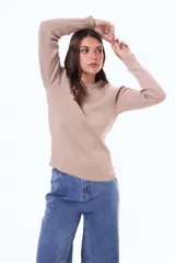 Buzo tejido de punto acanalado, color negro, con cuello redondo y mangas largas.