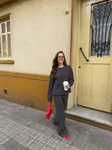 Conjunto de dos piezas de viscosa rayada en color azul marino y blanco, compuesto por un buzo de manga larga de corte holgado y un pantalón ancho tipo palazzo con cintura elástica.