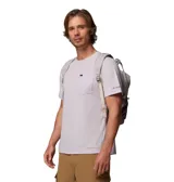 Mochila Trail Traveler 18L de Columbia, color gris con detalles en beige, con compartimento para portátil y tecnología Omni-Shield que repele la humedad y las manchas.