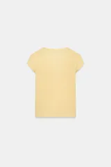 Top de manga corta color beige melange, con escote redondo y diseño cruzado frontal que simula un doble uso con detalle de lazo en el pecho.