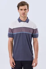Remera polo de manga corta con diseño de franjas horizontales en tonos azul, beige, marrón y celeste. Cuenta con cuello camisero, cierre frontal de dos botones y pequeño logo bordado en el pecho.