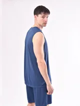 Musculosa deportiva negra de corte clásico.