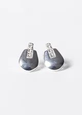 Par de caravanas plateadas con forma irregular y aplique de zirconias.
