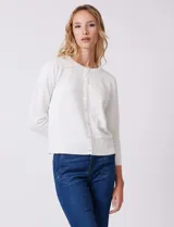 Cardigan de tejido fino en color gris, con cuello redondo, cierre frontal con botones y mangas tres cuartos.