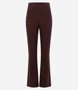 Pantalón de corte flare confeccionado en tejido Punto Roma, con diseño de tiro alto, recortes verticales a lo largo de las piernas y cintura elástica sin cierre.