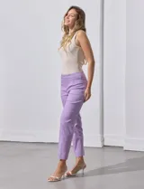 Pantalón verde esmeralda de gabardina elastizada, marca Zac & Rachel, de corte recto con pretina ancha pespunteada y largo al tobillo. Presenta bolsillos simulados.