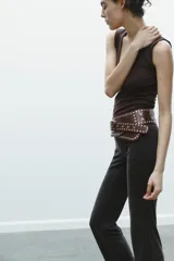 Camiseta negra de corte ajustado (slim fit) con escote en pico profundo y manga sisa.