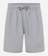 Bermuda deportiva masculina con cintura elástica, cordón de ajuste y bolsillos laterales. Confeccionada en tejido técnico de poliéster ligero, diseñada para brindar libertad de movimiento durante actividades físicas.