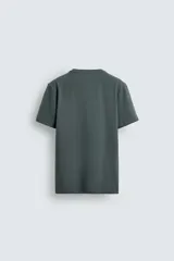 Camiseta de corte ajustado confeccionada en tejido de algodón con elasticidad, cuello redondo y manga corta.