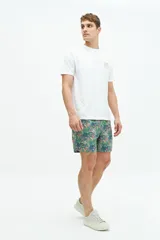 Short de baño con estampado botánico multicolor, cintura elástica con cordón ajustable, bolsillos laterales y bolsillo trasero.