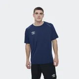 Remera deportiva Umbro Lume de manga corta y cuello redondo, color azul marino, con el logo de la marca bordado en el pecho en color blanco.