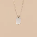 Dije de medalla rectangular con bordes redondeados, fabricado en plata 925, con superficie lisa apta para grabado.