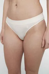 Bombacha de bikini color rosa, de microfibra sin costuras y tiro bajo.